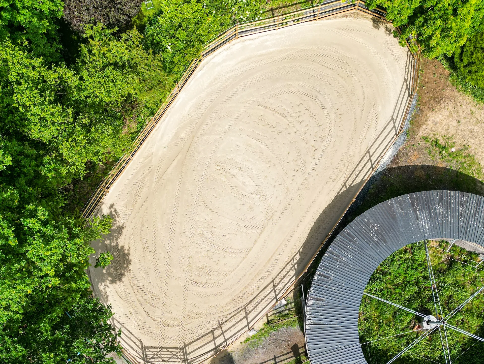 Outdoor arena at Écurie de Beauclerc