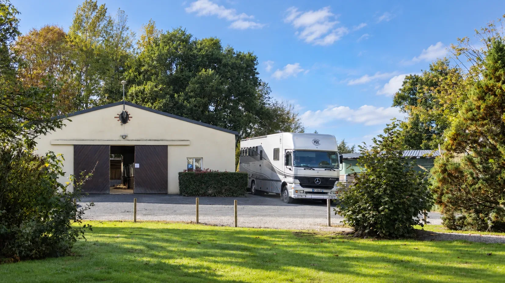 Les écuries et le camion de l’Écurie de Beauclerc